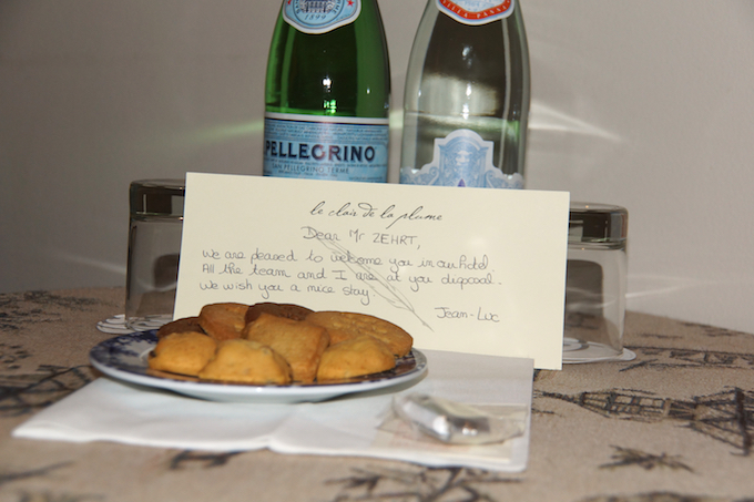 Hotel Le Clair de La Plume - Wasser und Kekse