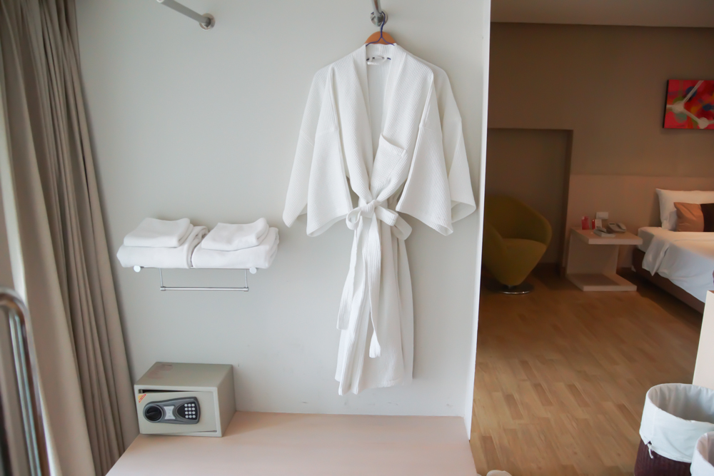 HI Residence Bangkok - Bademantel und Safe