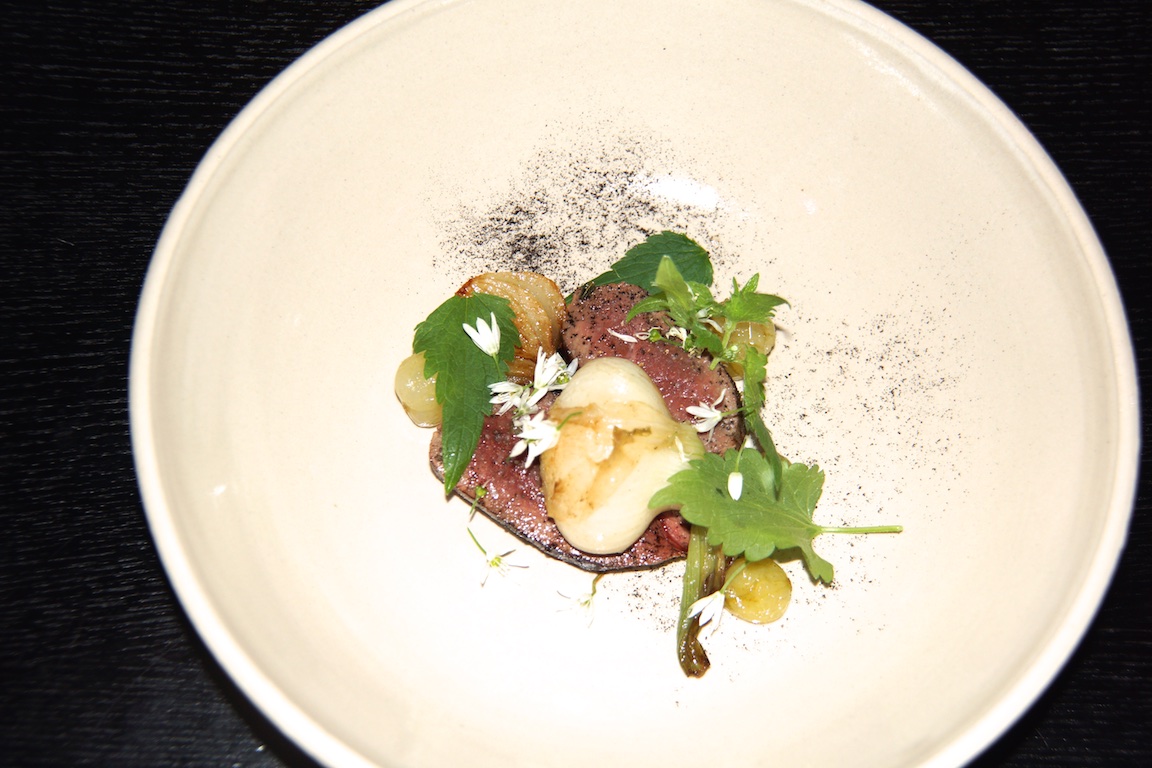 Rind mit Wildsalaten und marinierten Perlzwiebeln