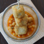 Gebackene Risottokroketten, Blauschimmelkäse, Tomate und Minestrone