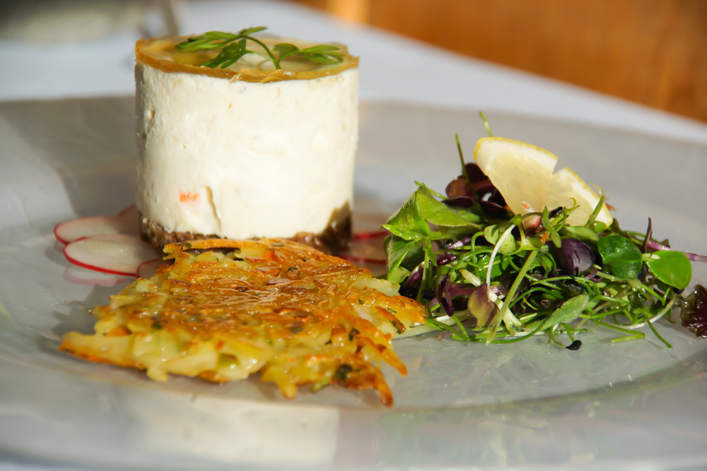 Forellentürmchen, Salat und Rösti