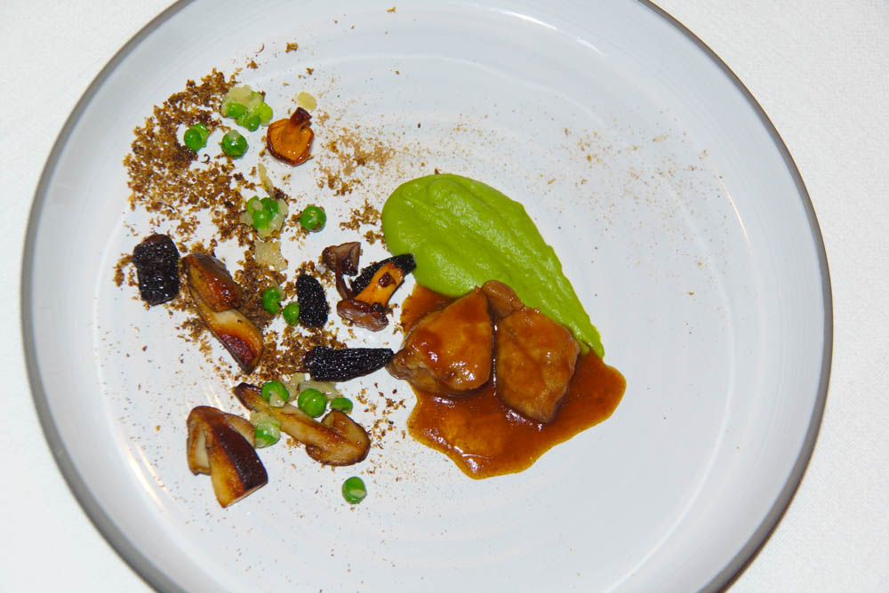 Glaciertes Kalbsbries mit gebratenen Steinpilzen und Lauchcreme