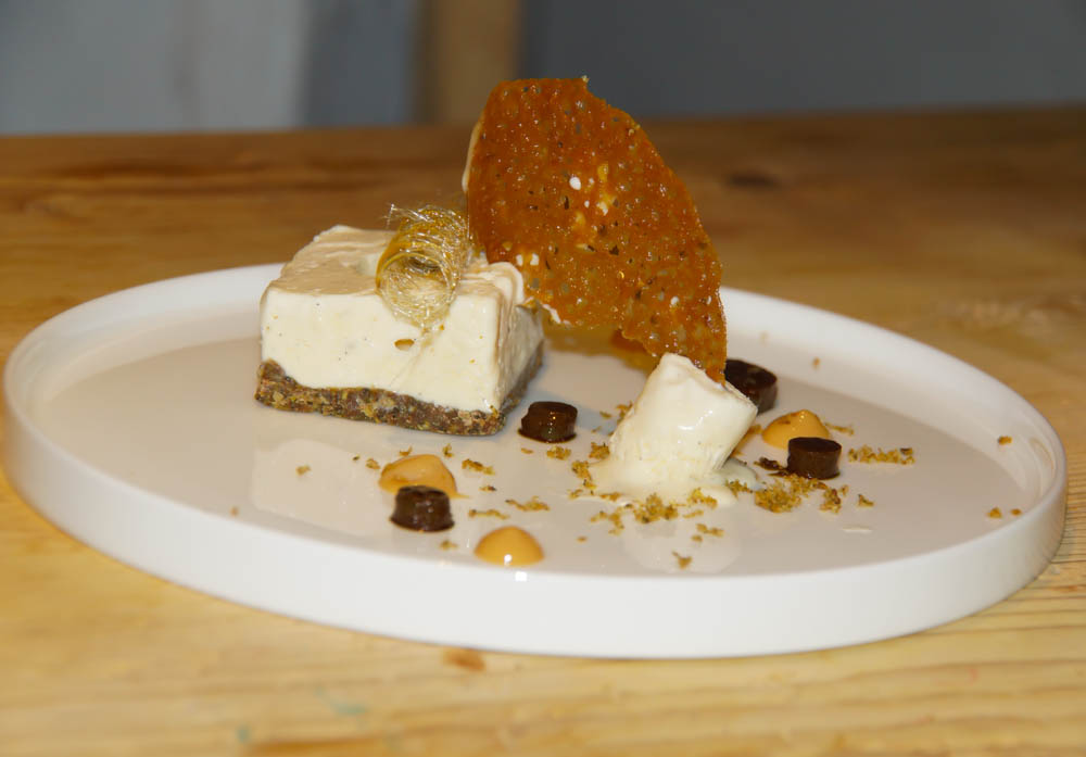 Halbgefrorenes von der Bourbon Vanille mit Kürbiskrokant und Karamell