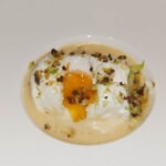 Souffliertes Hühnerei mit Nussbutterschum und Lardo 1