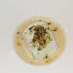 Souffliertes Hühnerei mit Nussbutterschum und Lardo
