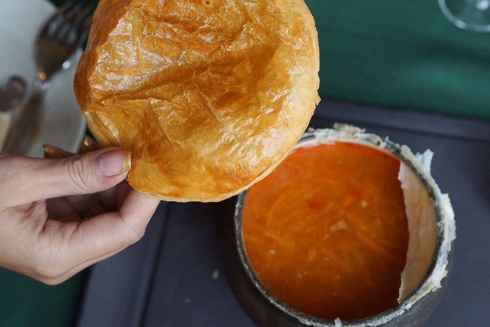 Café Pushkin, Moskau - Schi Suppe mit Brotkappe