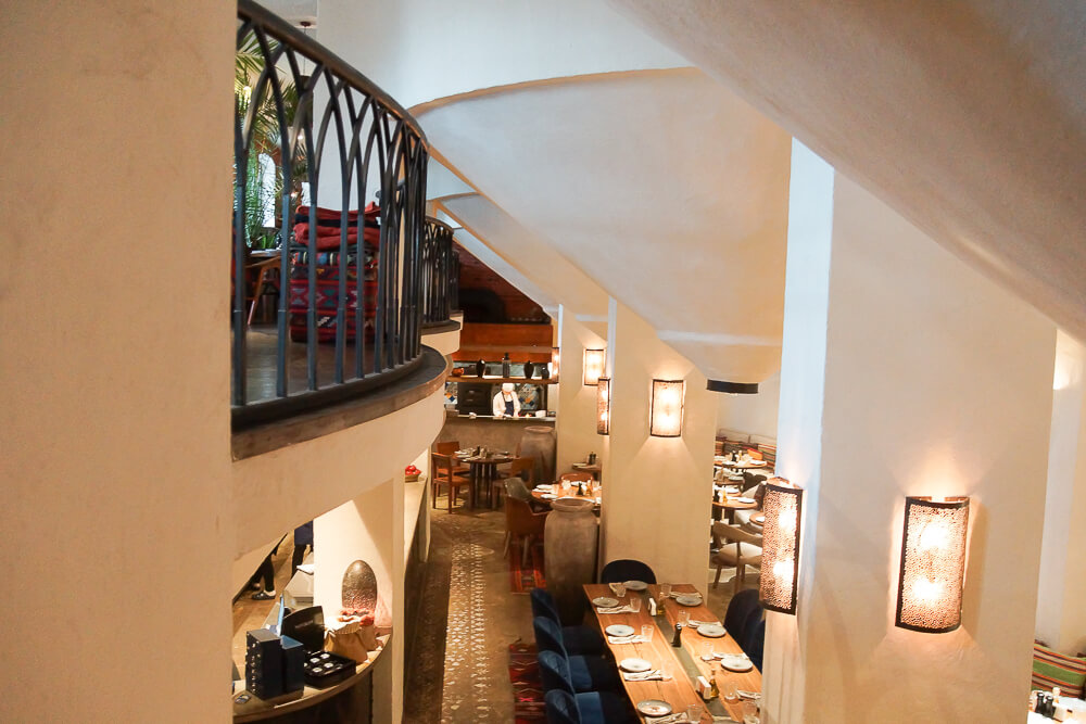 Nofar Restaurant Moskau -Innendesign mit alten Tanks