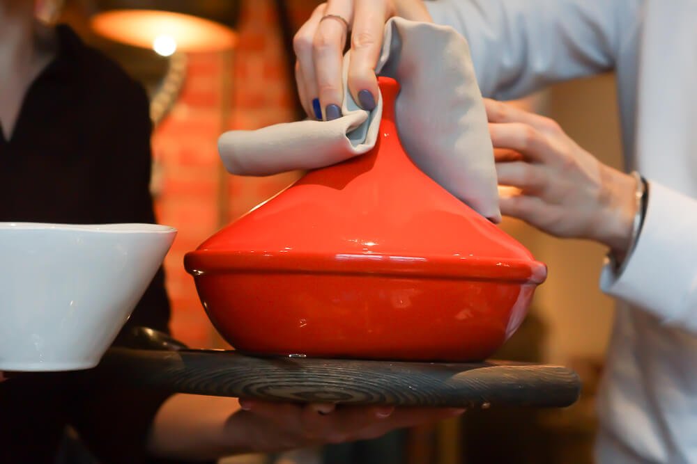 Nofar Restaurant Moskau - Tajine am Tisch geöffnet