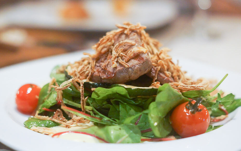 Kitchen Room Tallinn - Aromatisches Kaninchen mit Salat