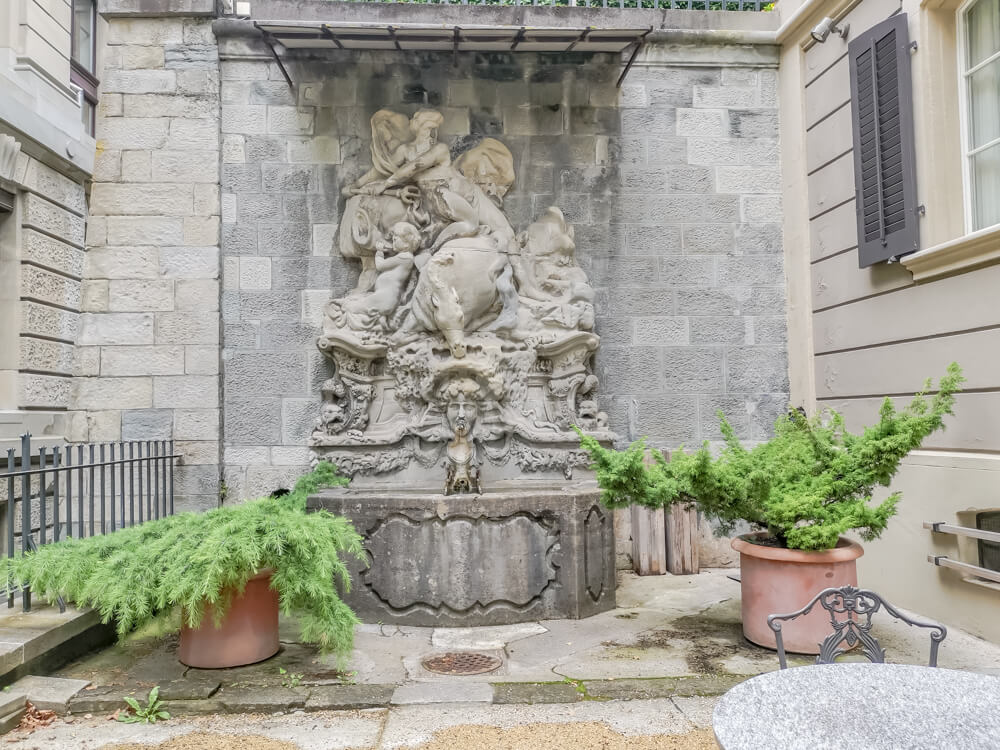 Hotel Florhof, Zürich - Brunnen vor dem Hotel