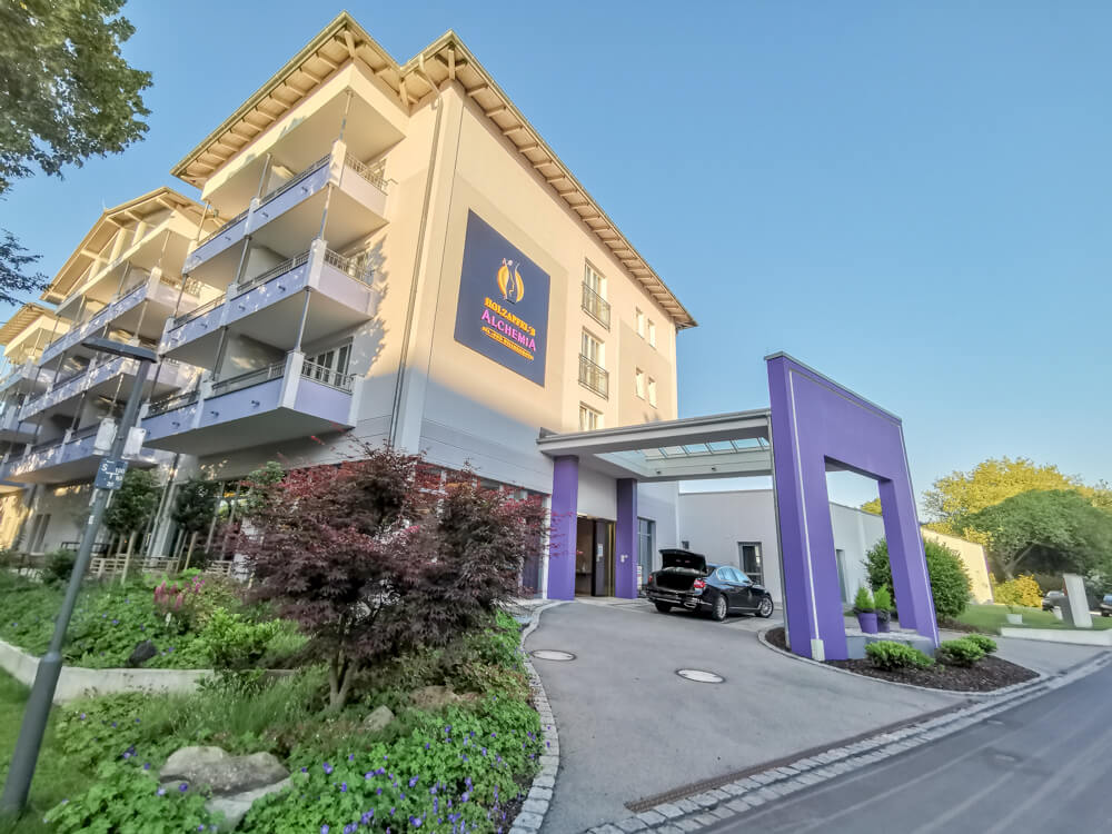 Hotel Holzapfel Bad Füssing - Einfahrt zur Lobby