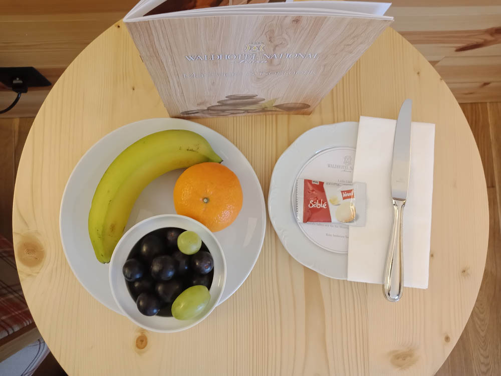 Waldhotel National in Arosa - Früchte auf dem Zimmer