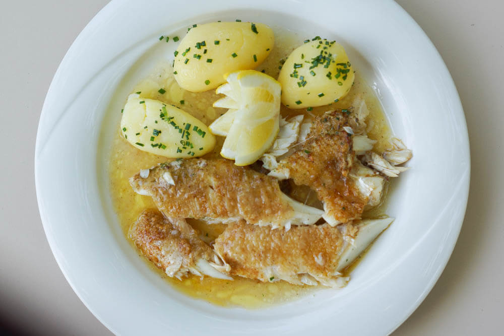 Grandioser Hecht vom Murtensee mit Kartoffen und Buttersoße