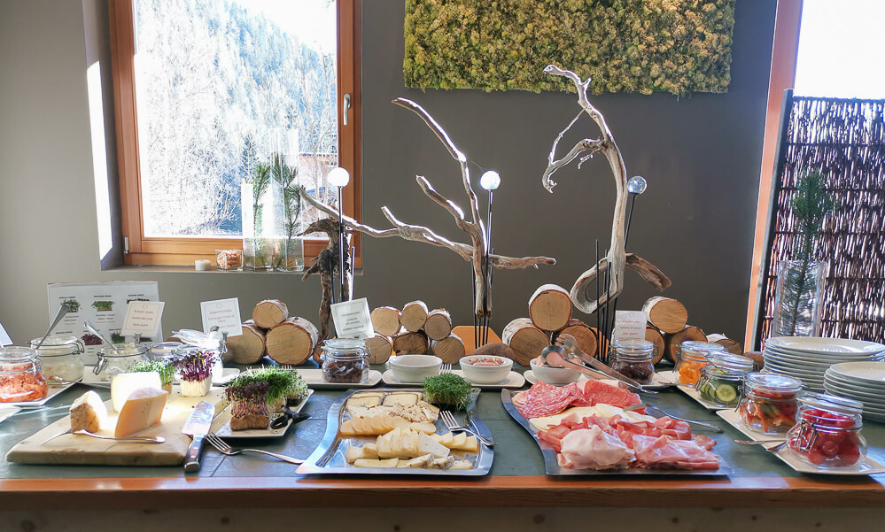 Arosea Life Balance Hotel - Teil des Buffet am Morgen