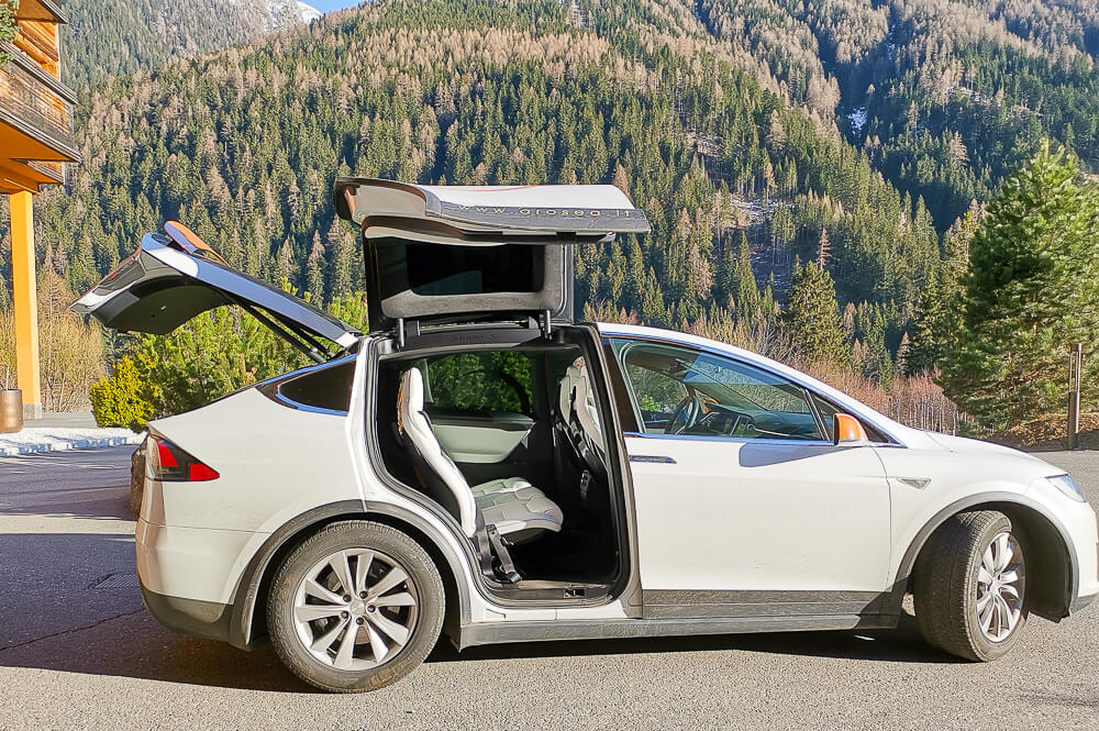 Arosea Life Balance Hotel - Tesla als Hotelshuttle