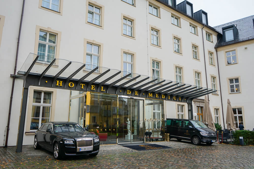 Derag Livinghotel De Medici - Eingang zum Hotel