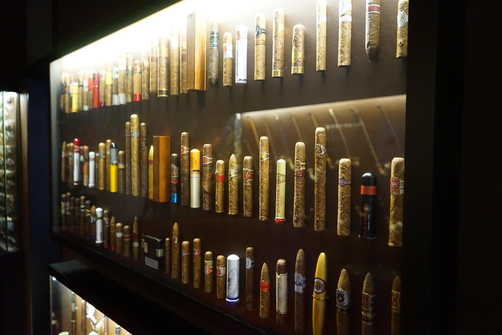 Derag Livinghotel De Medici - Zigarrensammlung in der Zigarrenlounge