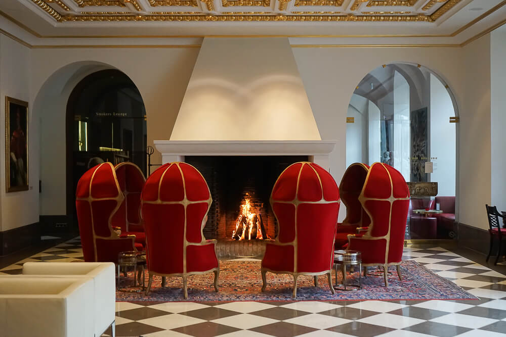 Derag Livinghotel De Medici - wärmender Kamin in der Lobby