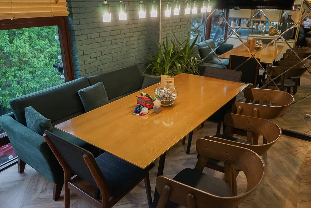 Po tihomu Gastrobar, Sochi - bequeme stilvolle Einrichtung