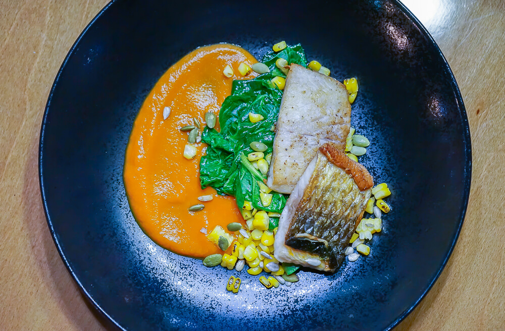 Po tihomu Gastrobar, Sochi - feine Brasse, Spinat, Sherrycreme