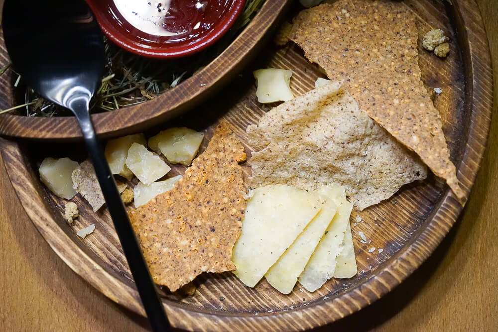 Po tihomu Gastrobar, Sochi - lokale Käseplatte mit Thymianhonig