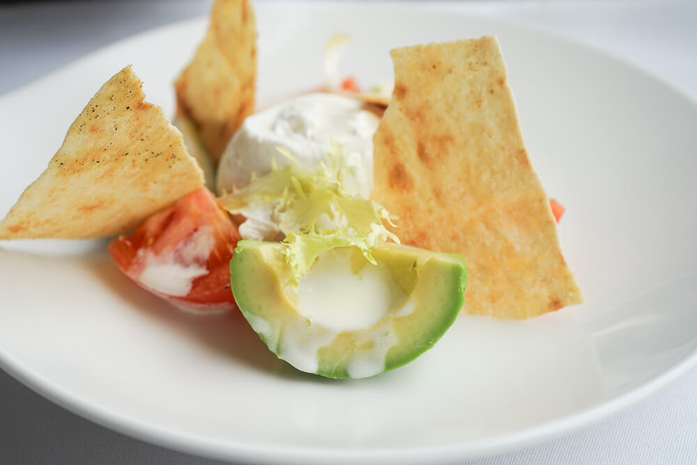 Carlton Hotel St. Moritz - Sonnenterrasse Lunch - Burrata Salat Avocado, Tomate, Knuspriges sardisches Brot 2