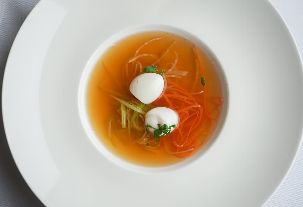 Carlton Hotel St. Moritz - Sonnenterrasse Lunch - Rinderconsommé, Gemüse und wachsweiches Wachteiei