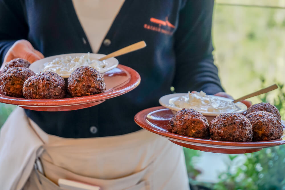 Casale Panayiotis, Zypern - Falafel mit Dip serviert