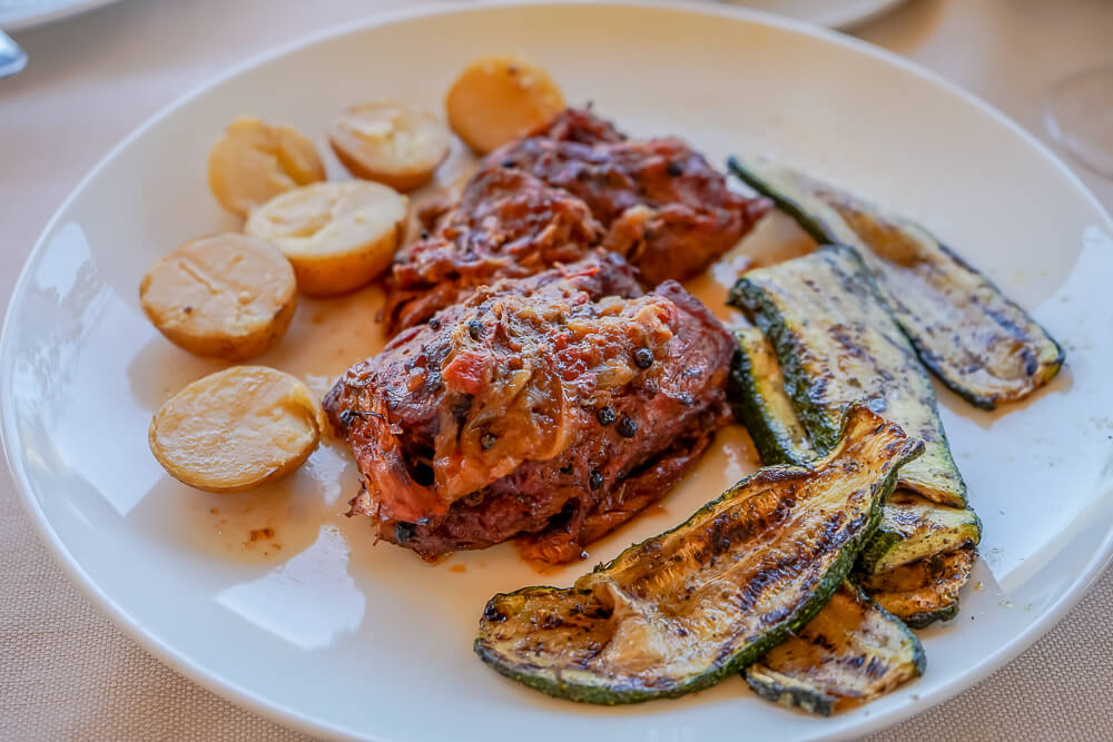 Casale Panayiotis, Zypern -Kaninchen, Kartoffeln, Zucchini