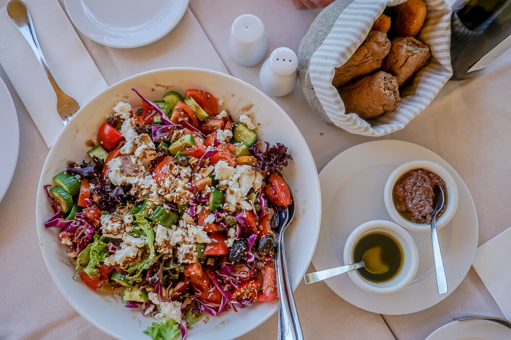 Casale Panayiotis, Zypern - Salat Brot, Öl, Olivenpaste