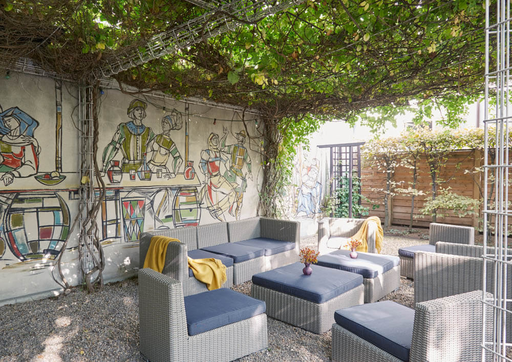 Living Hotel_Nürnberg_Innenhof Garten Laube_14-022_©Living Hotels