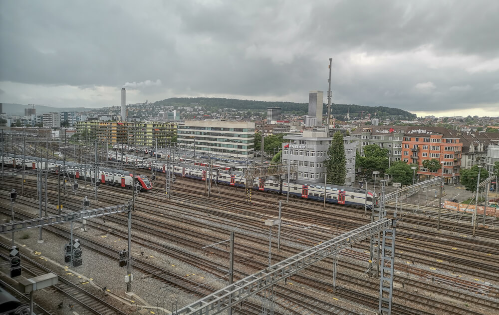 25Hours Hotel Zürich Langstrasse - Blick auf die Bahnschienen