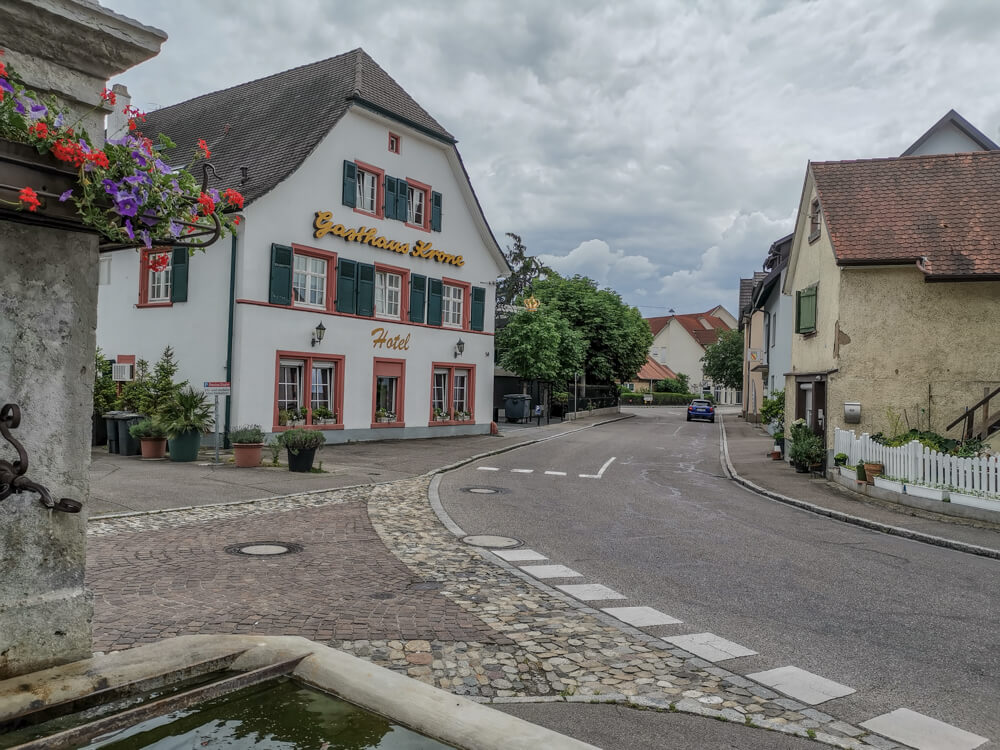 Hotel & Restaurant Krone, Weil am Rhein - Straßenansicht traditioneller Bau