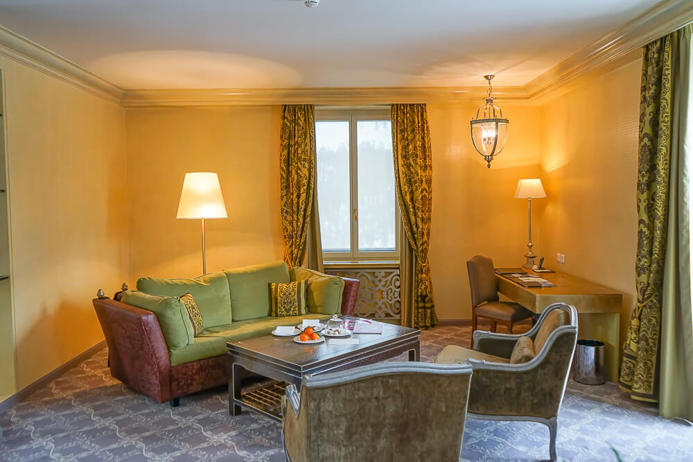 Carlton Hotel St.Moritz - Sitzecke und Office Tisch