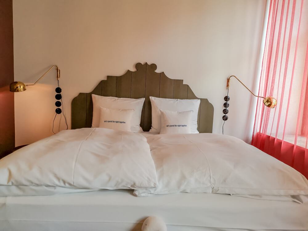 25hours Hotel München The Royal Bavarian - bequemes Kingsize Bett