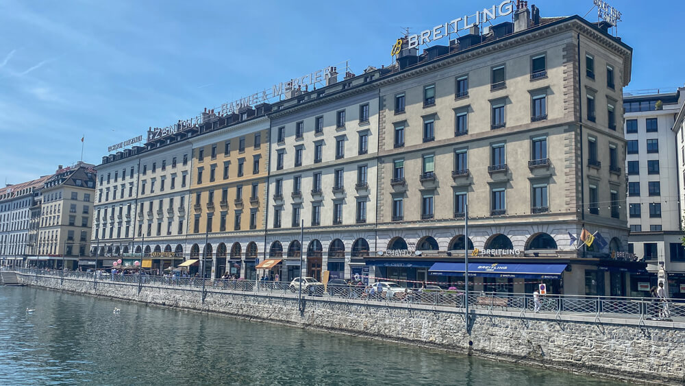 Genf entdecken - Promenade mit Uhrenwerbung