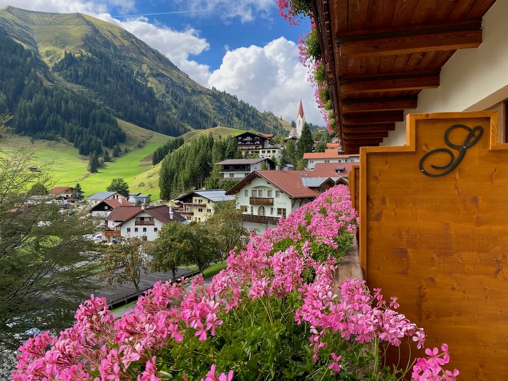 Hotel Singer, Berwang - Balkonblick im Herbst